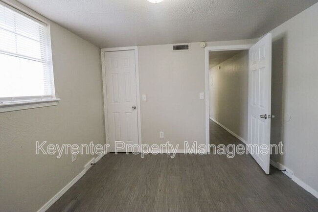 Building Photo - 405 S Maple St