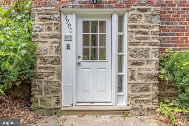 Building Photo - 5990 Henry Ave