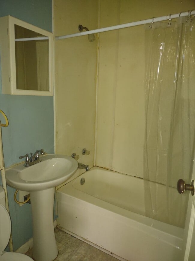 Building Photo - 2 Bedroom / 1 Bath Paducah