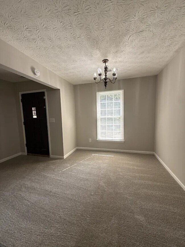 Building Photo - 2870 Lakemont Dr SW
