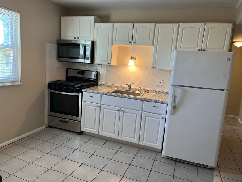 Kitchen - 1991 Lemay Ferry Rd