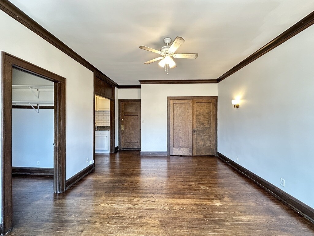 Building Photo - 1367 E 53rd St