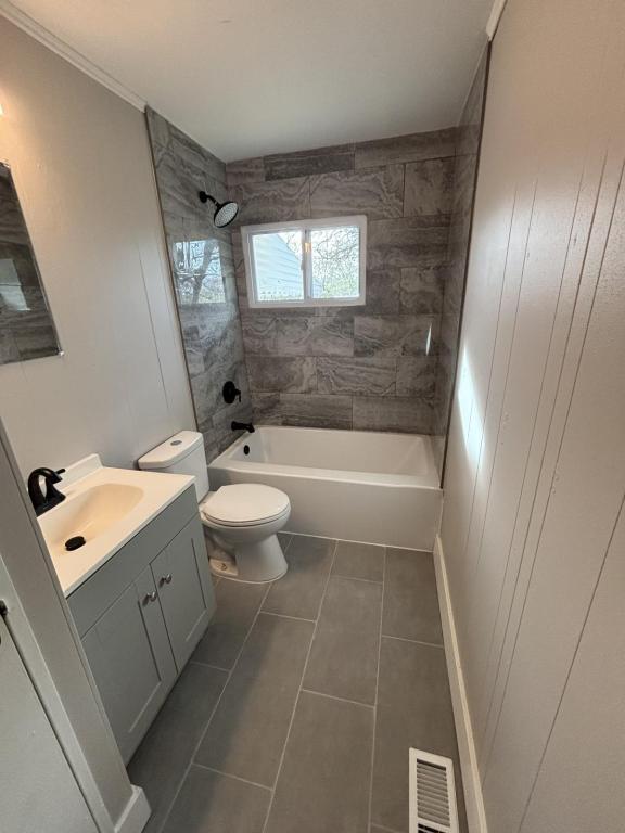 Building Photo - 3908 Yellowstone Ave