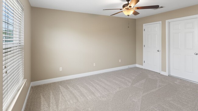 Building Photo - 3 Bedroom Condo in Burbank Estates- Gated ...