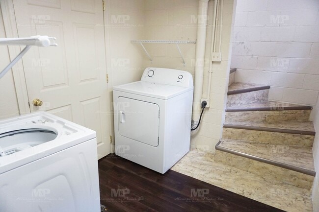 Building Photo - 640 1/2 S Meldrum St