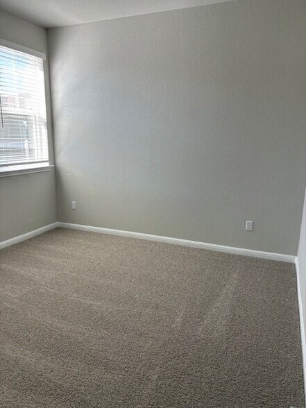 Building Photo - 1020 Vista View Dr