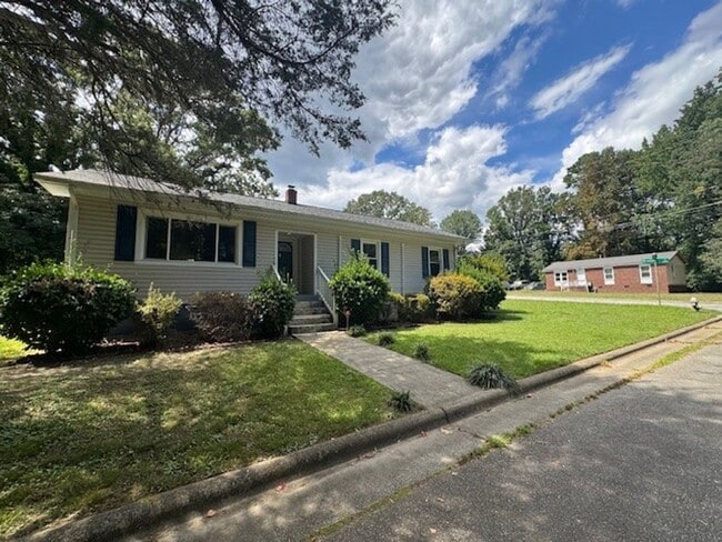 Building Photo - Adorable 3 Bedroom 1 Bathroom Home in Gree...
