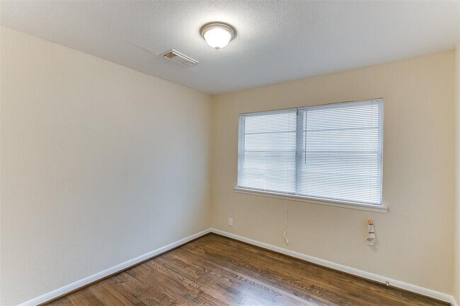 Building Photo - 2406 Pomona Dr
