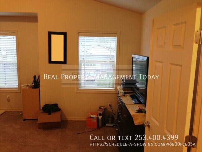 Building Photo - 3611 Loren St NE