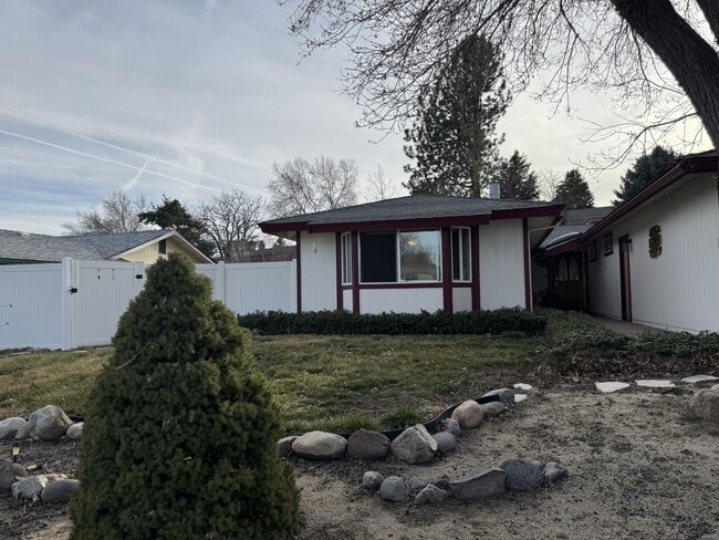 Building Photo - 1855 King Edward Dr