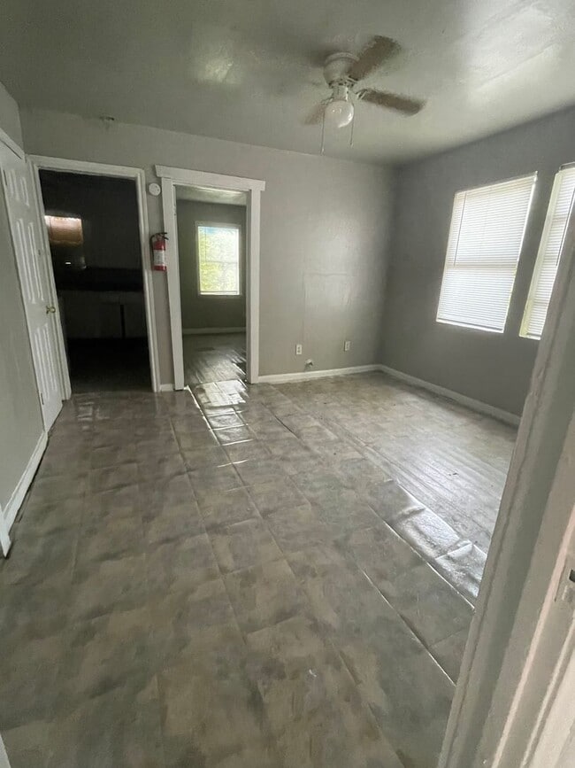 Building Photo - 2 bedroom One Bath Home For Rent