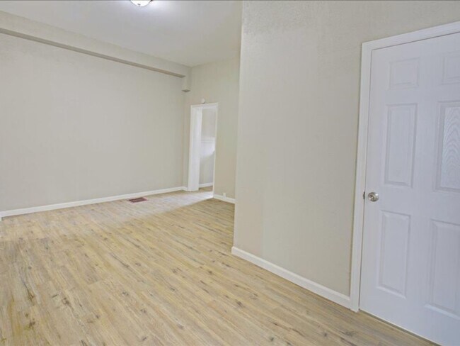 Building Photo - Welcome to 6730 Vermont!