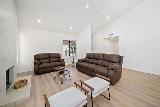 Building Photo - Fully remodeled luxury 3 bedroom 2 bathroom home with 2 car garage