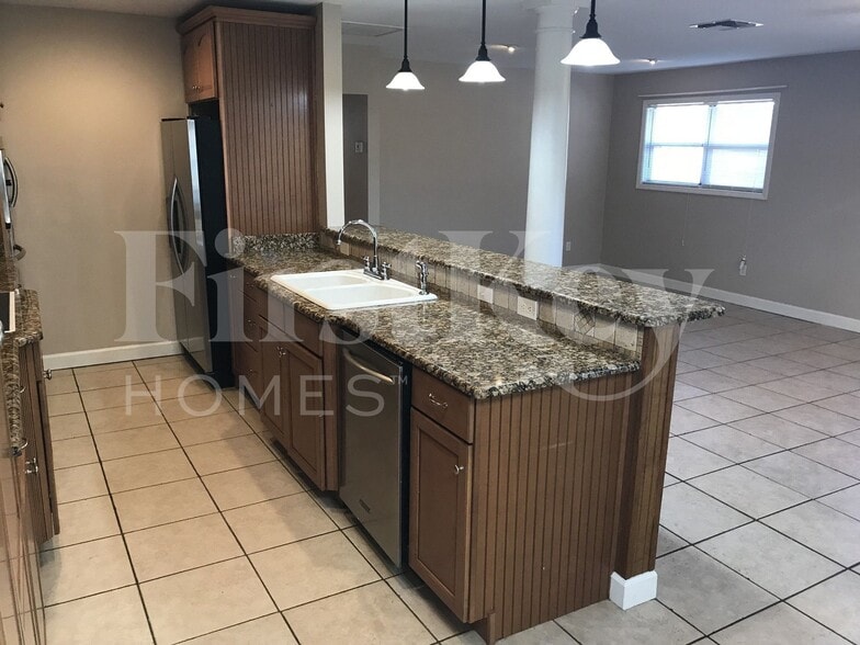 Building Photo - 10070 Harris Ave