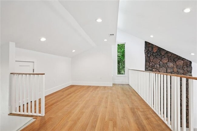 Building Photo - 204 Woodlawn Ct