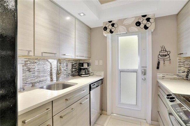 Building Photo - 505 N Riverside Dr