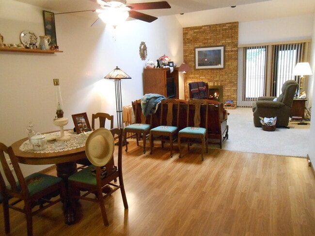 Building Photo - Charming 2 Bed/2 Bath Condo Near the Sculpture Park