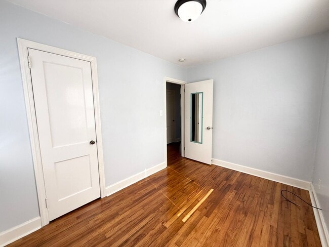 Building Photo - Charming 2 Bedroom Home With Spacious Yard!