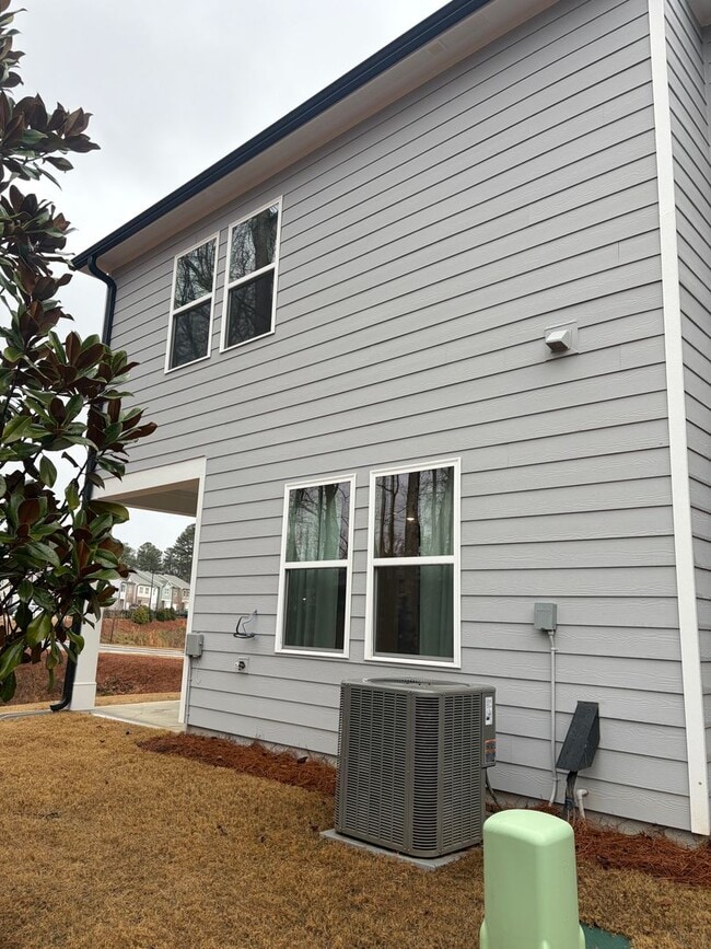 Building Photo - End-Unit Townhouse