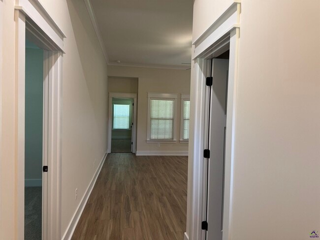 Building Photo - 213 Willowbrook Ln