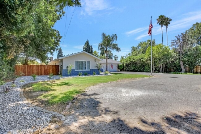Building Photo - Modern Country Retreat on Half Acre in Gri...