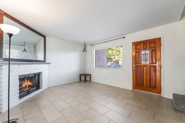 Building Photo - Immaculate two story townhome style condo ...