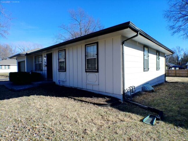 Building Photo - Cozy 3 bedrooms and 1 bath in a corner lot off Blue Ridge Blvd and U.S. Hwy 71 at Grandview, MO