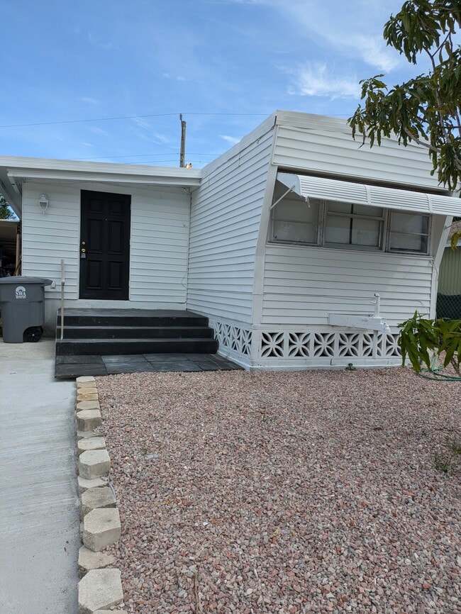 Building Photo - 2934 Plumosa Ln