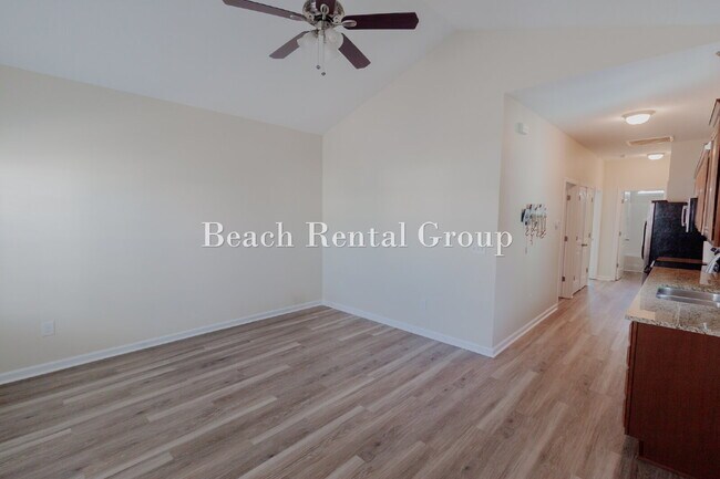 Building Photo - Renovated and Close to the Beach
