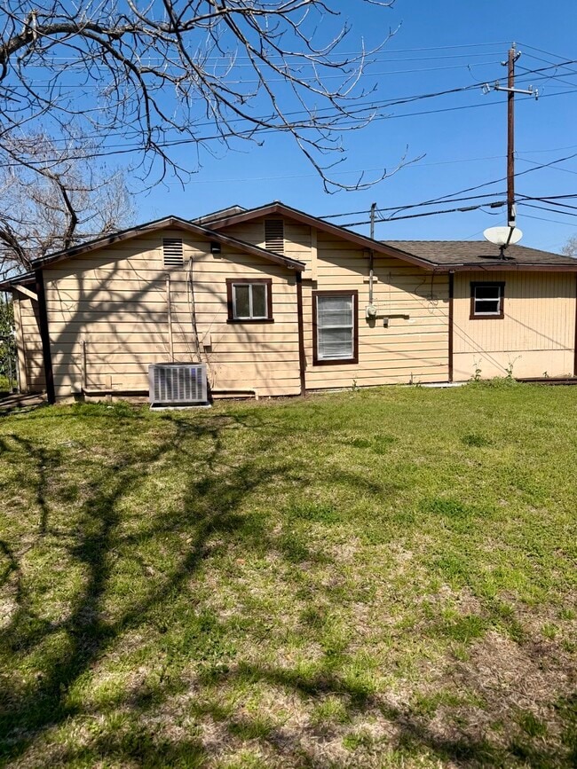 Building Photo - 1608 Dyer Ave