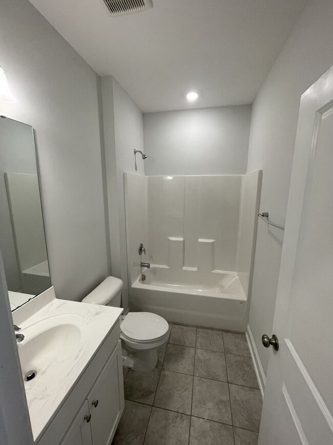Building Photo - 3 Bd 3.5 Ba end unit townhouse