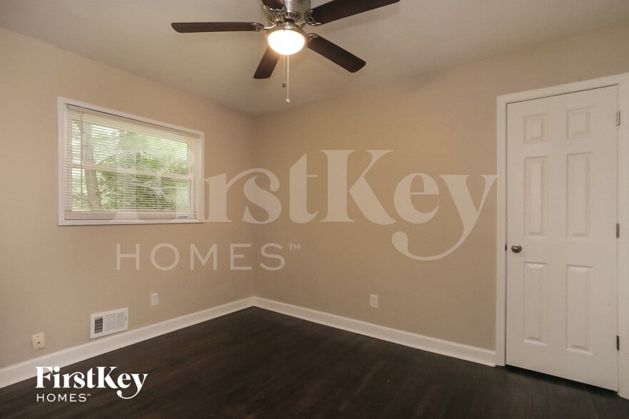 Building Photo - 1855 Shamrock Dr