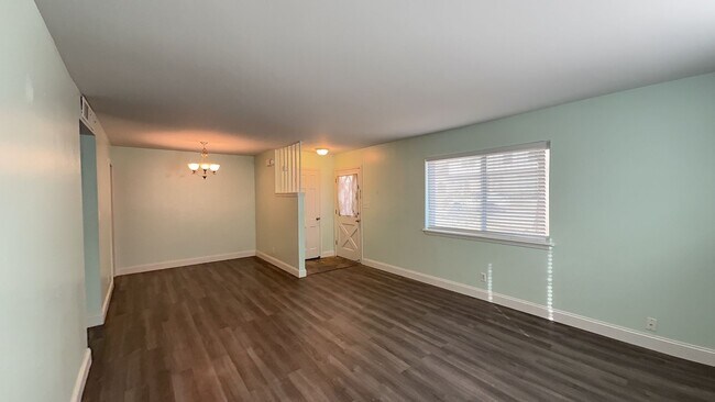 Building Photo - Welcome to your new charming 2 bed, 1.5 bath first floor condo!