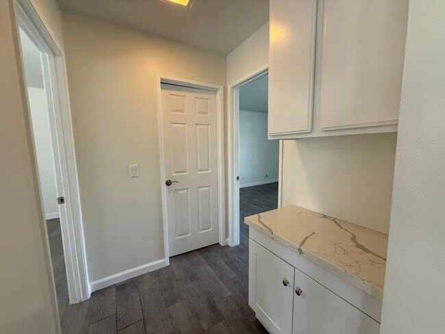 Building Photo - Charming 2 Bedroom Condo for Rent in Newhall!