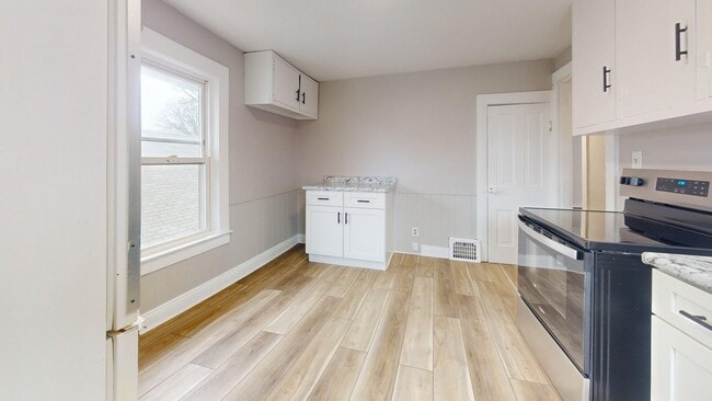 Building Photo - 1031 W.9th St.