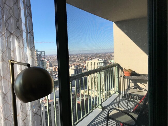 Building Photo - Beautiful west view high rise 1/1 condo in...