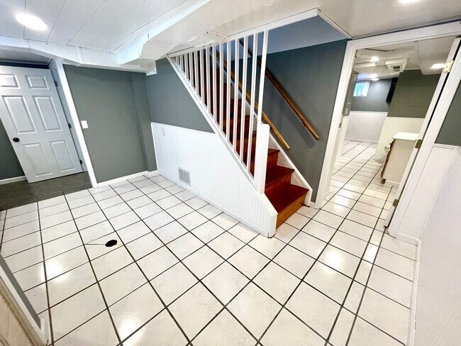 Building Photo - Very Unique 5 Bedroom Home on Large Lot