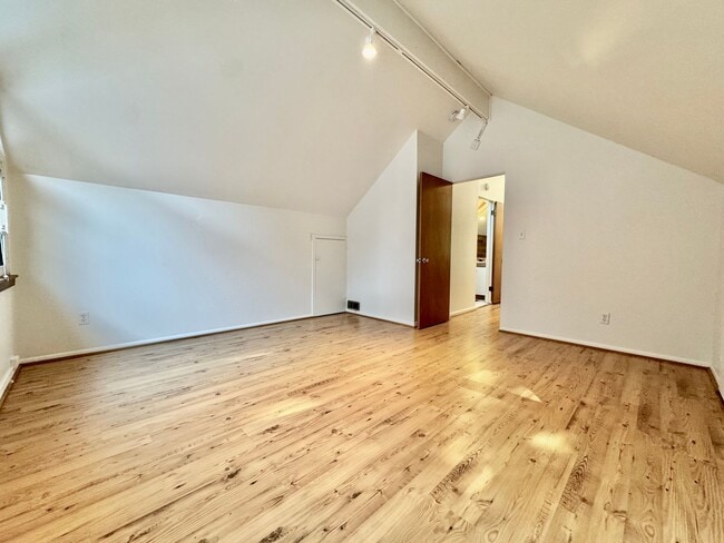 Building Photo - Mid-Century Gem near Meadowbrook Park!