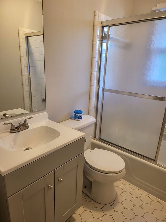 Building Photo - Apartment Close to Downtown Albemarle