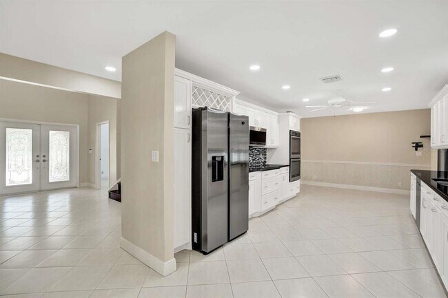Building Photo - 2527 Lakes Dr