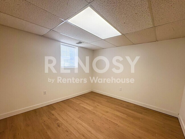 Building Photo - 327 Leona Dr