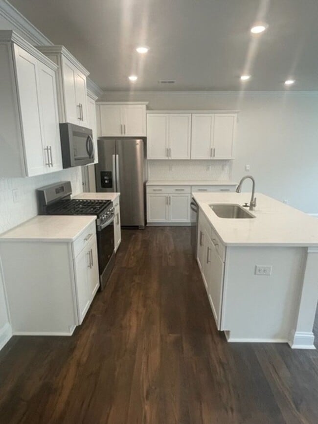 Building Photo - Beautiful 3BR 2.5BA Townhome w/ 1 Car Garage • Updated Kitchen in Huntersville