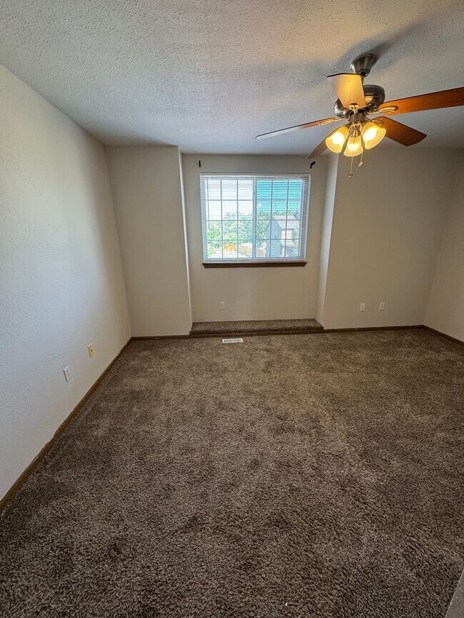Building Photo - 5009-5011 Alpine Ridge Dr.