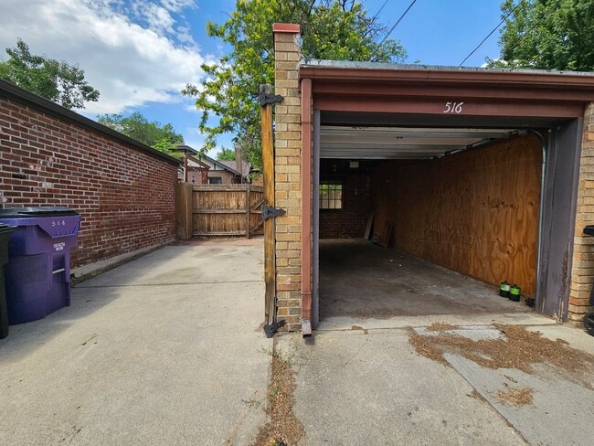 Building Photo - Alamo Placita Adorable 3 Bed 2 Bath Bungalow w/ CACH, Garage, Fenced Yard & More