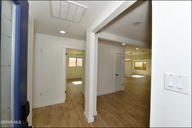 Building Photo - 3217 Wedgewood Dr