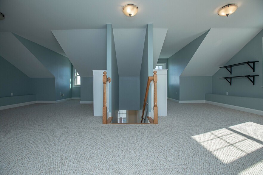 Building Photo - 8 Summer Hill Cir