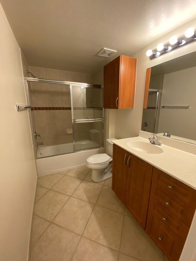 Building Photo - Spacious 2BR/2BA First-Floor Condo with Garage