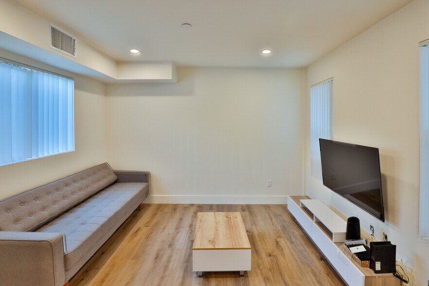 Building Photo - 1164 W 37th Pl
