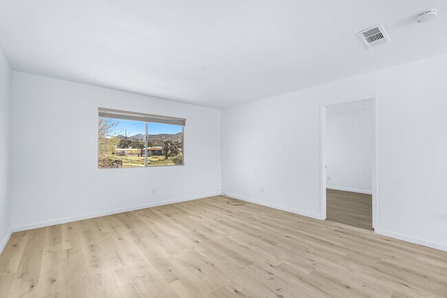 Building Photo - Move in Special $500 Deposit and One Month Free!