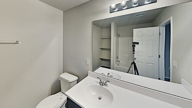 Building Photo - Very Nice 3 Bedroom 2 Bath Home in Yukon S...